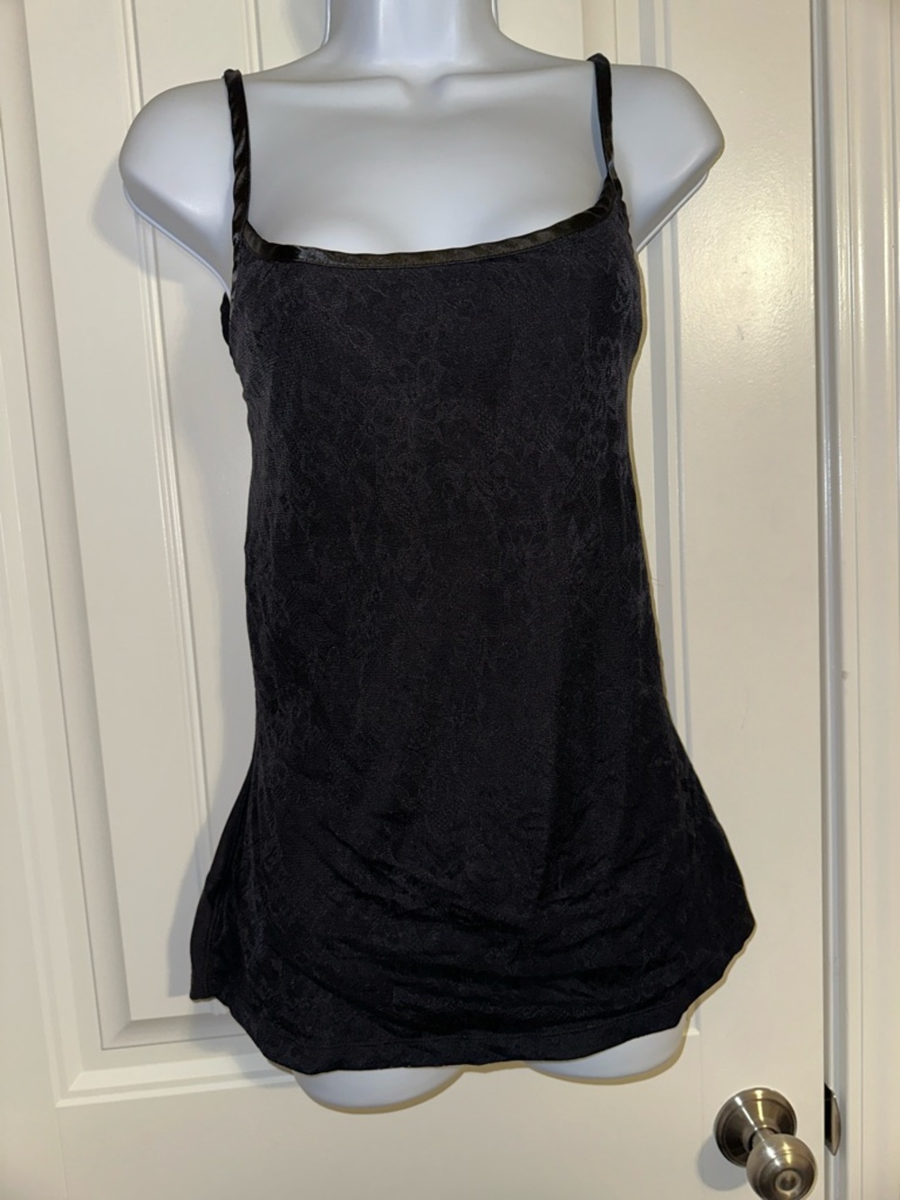 I Am Yummie Women’s Black Textured Floral Lace Camisole Tank Top Size XL